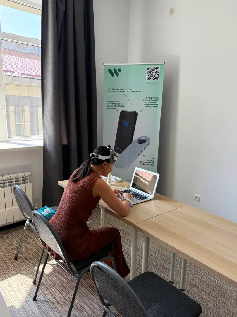 Шоурум WebWellness Алматы - Девушка проходит тестирование БРТ