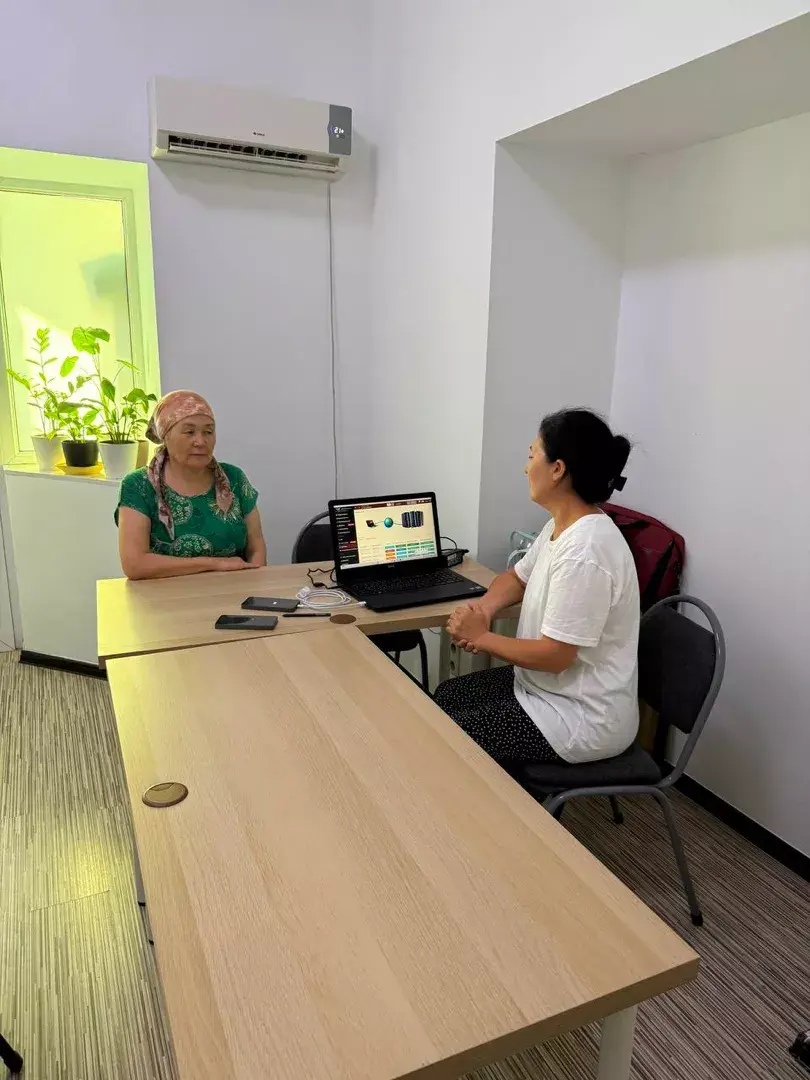 Шоурум WebWellness Алматы - Партнеры проводят тестирование биорезонанса